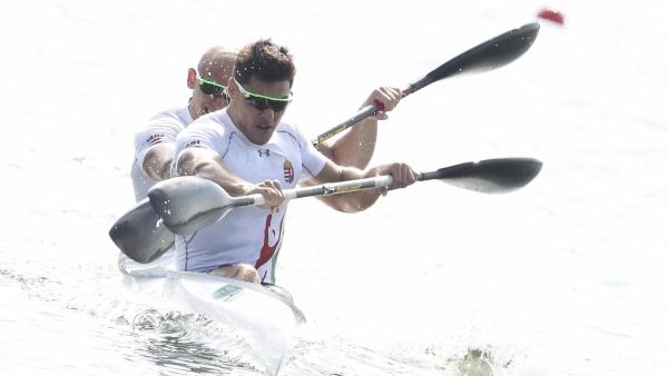 Rio de Janeiro, 2016. augusztus 18.
Tótka Sándor (elöl) és Molnár Péter a férfi kajak párosok 200 méteres versenyének döntõjében a Rio de Janeiró-i nyári olimpián a Rodrigo de Freitas Lagúnában 2016. augusztus 18-án. A magyar duó a negyedik helyen végzet