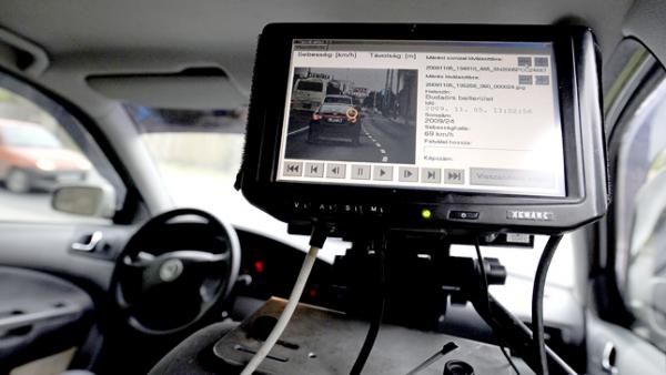 Leányfalu, 2009. november 14.
Egy civil gépkocsiba rejtett traffipax Leányfalun. Az idén április és június között nagymértékben nőtt a halálos közúti balesetek száma, Pest megyében, ezért szolgálatba állítottak egy 