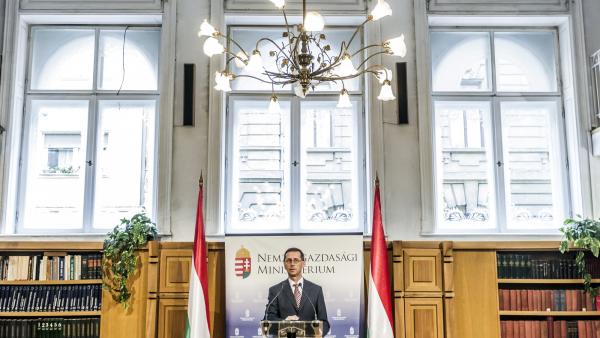 Budapest, 2016. augusztus 15.
Varga Mihály nemzetgazdasági miniszter sajtótájékoztatót tart az önkormányzatoknak kiírt, elektromos töltõállomások létesítésérõl szóló pályázatról, a minisztériumban 2016. augusztus 15-én. Az 1,25 milliárd forintos keretöss