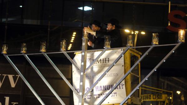 Budapest, 2015. december 6.
Szeneczey Balázs fõpolgármester-helyettes (b) és  Oberlander Báruch, a Budapesti Ortodox Rabbinátus és a Chabad-Lubavics irányzat magyarországi vezetõje meggyújtja a szolgalángot a nyolcnapos zsidó vallási ünnep, a hanuka elsõ