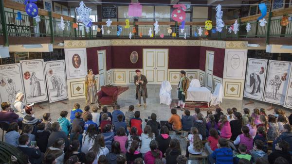 Nagyszénás, 2015. december 12.
Moliere A fösvény címû komédiájának elõadása a nagyszénási Czabán Samu Általános Iskolában 2015. december 12-én. A színház házhoz megy elnevezésû kezdeményezése keretében tizenkét iskolában mutatja be a színdarabot a Békéscs