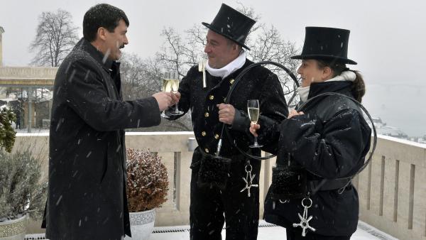 Budapest, 2016. január 4.
Áder János köztársasági elnök (b) pezsgõvel koccint a Fõvárosi Kéményseprõipari Kft. két kéményseprõ mesterével, Völgyesi Tündével és Kocsis Krisztiánnal a Sándor-palota teraszán 2016. január 4-én. A kéményseprõk boldog új évet k