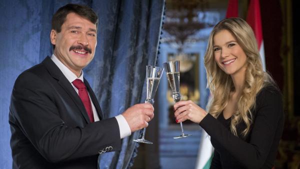 Budapest, 2016. január 1.
Áder János köztársasági elnök és Weisz Fanni jeltolmács, siket esélyegyenlõségi aktivista az államfõ újévi köszöntõjének televíziós felvételén a Sándor-palotában 2015. december 29-én.
MTI Fotó: Illyés Tibor