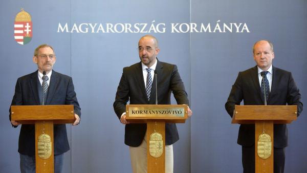 Budapest, 2016. március 24.
Pintér Sándor belügyminiszter (b), Simicskó István honvédelmi miniszter (j) és Kovács Zoltán kormányszóvivõ sajtótájékoztatót tart az Országházban 2016. március 24-én. A belügyminiszter bejelentette: terrorizmus elleni intézke