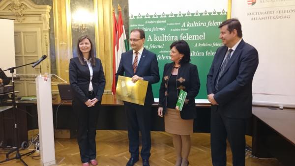 A Kincse Kultúróvoda cím átvételekor készült a fotó 