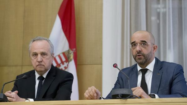 Budapest, 2016. április 1.
Kovács Zoltán kormányszóvivõ (j) és Kontrát Károly, a Belügyminisztérium parlamenti államtitkára sajtótájékoztatót tart a Belügyminisztériumban, ahol ötpárti egyeztetést tartottak a kormány terrorellenes intézkedési csomagjáról