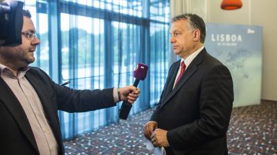 Lisszabon, 2016. április 15.
A Miniszterelnöki Sajtóiroda által közreadott képen Orbán Viktor miniszterelnök nyilatkozik a közmédia stábjának Lisszabonban, a Demokrata Centrumpártok Internacionáléja (CDI) végrehajtó bizottsága ülésének helyszínén 2016. á