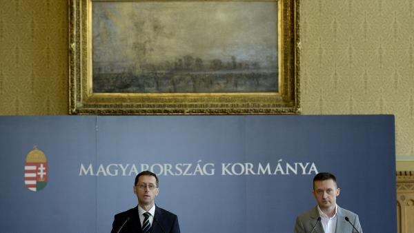 Budapest, 2016. április 11.
Varga Mihály nemzetgazdasági miniszter (b) és Rogán Antal, a Miniszterelnöki Kabinetirodát vezetõ miniszter a kormányülés szünetében tartott rendkívüli sajtótájékoztatón az Országházban 2016. április 11-én. A Miniszterelnöki K