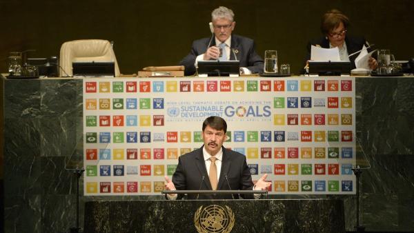 New York, 2016. április 21.
Áder János köztársasági elnök felszólal az ENSZ Közgyûlésének a fenntartható fejlõdésrõl szóló vitáján a világszervezet New York-i székházában 2016. április 21-én.
MTI Fotó: Bruzák Noémi