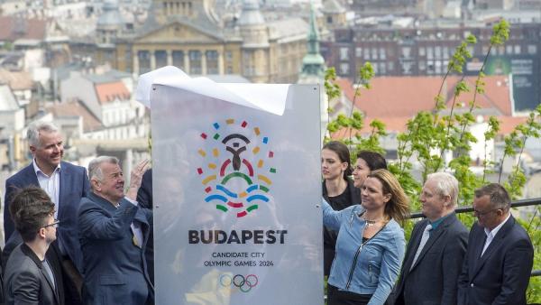 Budapest, 2016. április 14.
Szalay-Berzeviczy Attila, a Budapesti Olimpia Mozgalom alapítója és vezetõje (b), Schmitt Pál, a Nemzetközi Olimpiai Bizottság (NOB) tagja (b3), Kovács Ágnes, a 2024-es olimpia megrendezésére vonatkozó budapesti pályázat sport