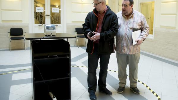 Budapest, 2016. április 6.
Lukács Zoltán, a Magyar Szocialista Párt (MSZP) alelnöke (j) és Nyakó István szocialista politikus a székház aulájának közepére kihelyezett idõbélyegzõ mellett a Nemzeti Választási Iroda (NVI) épületében 2016. április 6-án regg