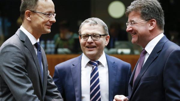 Brüsszel, 2016. május 23.
Szijjártó Péter külgazdasági és külügyminiszter, Lubomir Zaoralek cseh és Miroslav Lajcak szlovák külügyminiszter (b-j) az Európai Unió külügyminisztereinek brüsszeli találkozóján 2016. május 23-án. (MTI/EPA/Olivier Hoslet)