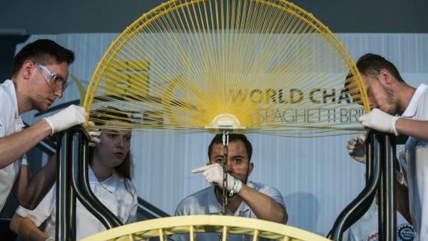 Budapest, 2016. május 26.
Az elsõ helyezett kolozsvári Mûszaki Egyetem diákjai helyezik fel a terhelõpadra Sivatag nevû tésztahídjukat a Reccs 2016 Tésztahíd Építõ Világbajnokságon az Óbudai Egyetemen 2016. május 26-án. A tésztahíd 455,3 kilogrammos terh