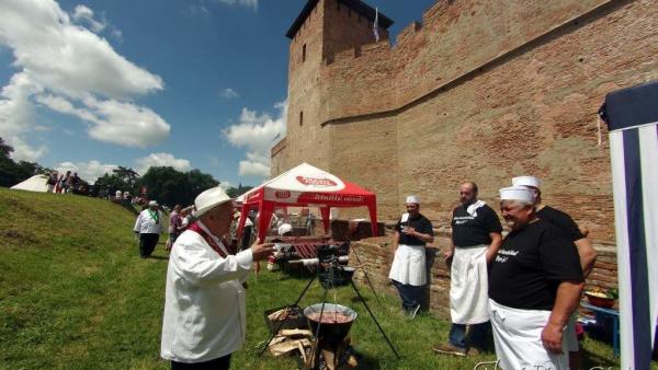 Pörköltkirály fesztivál a gyulai várnál. Forrás: gyulavaros.hu