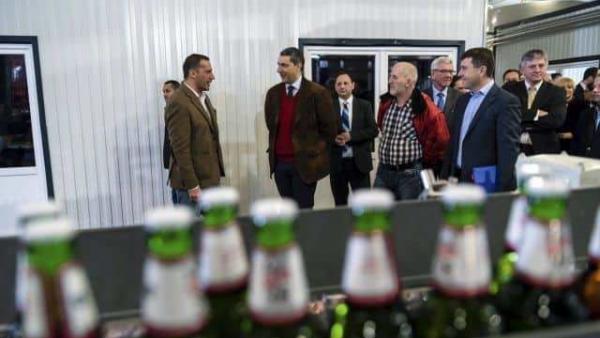 Csíkszentsimon, 2017. március 24.
Lázár János Miniszterelnökséget vezetõ miniszter (b2), Lénárd András, a Csíki Sör Manufaktúrát üzemeltetõ Lixid Project Kft. vezetõje (b), Simonffy Árpád sörfõzõ mester (b4) és Borboly Csaba, a Hargita megyei önkormányzat