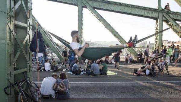 Budapest, 2016. június 20.
Résztvevõk az I bike Budapest civilszervezet Piknik a lezárt Szabadság hídon elnevezésû rendezvényén 2016. június 20-án. A hidat június 16-án zárták le a budai fonódó villamoshálózat déli szakaszán várhatóan két és fél hónapon á
