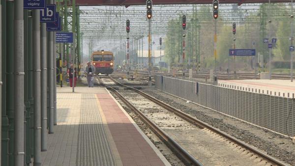 Verskommandó - a költészet napján Békéscsabától Nagyszalontáig verseltek a vonaton Fotó: Kugyelka Attila