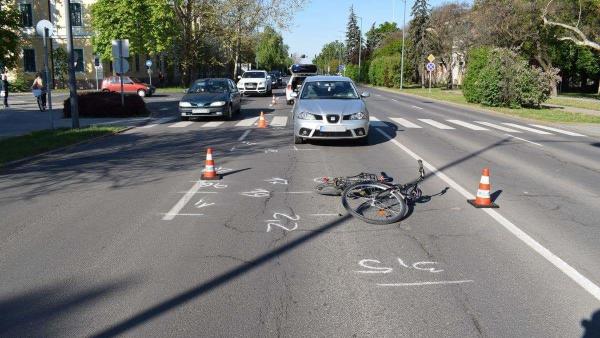 Kerékpáros ütközött autóval Gyulán. Fotó: police.hu