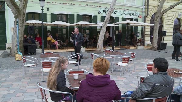 Itt a tavasz: megnyílt a Művész Kávéház terasza Fotó: Ujházi György