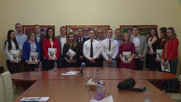 Csoportkép a Békéscsaba hazavár program negyedik körének nyerteseivel. Fotó: Fazekas Róbert