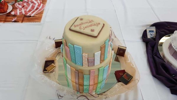 Díszes tortákkal készültek a Zwack Tagiskola végzős diákjai (Fotó: Kovács Dénes)