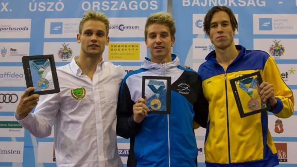 A győztes Bohus Richárd (középen) és a 100 méteres hátúszás két érmese, Balog Gábor (balra) és Telegdy Ádám (Fotó: Magyar Úszó Szövetség)