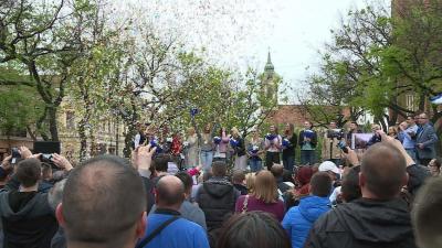 A szurkolók a város főterén ünnepelték a BRSE negyedik bajnoki címét (Fotó: Ujházi György)