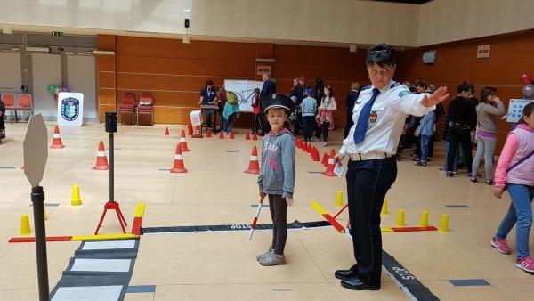 Az érdeklődők betekintést nyerhettek a rendőrök mindennapjaiba (Fotó: Kovács Dénes)