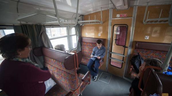 Verskommandó - a költészet napján Békéscsabától Nagyszalontáig verseltek a vonaton Fotó: Varga Otto