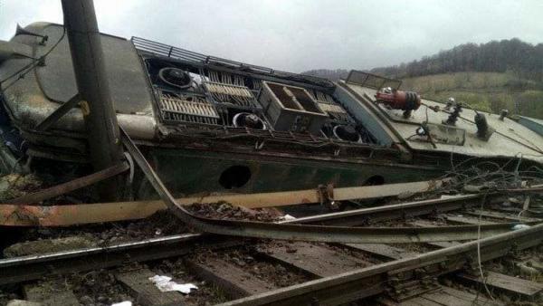 A Petrozsény és Hátszeg között kisiklott vonat egyik vagonja (Fotó: Hunyad megyei Katasztrófavédelem)