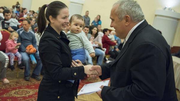 Orosháza polgármestere köszöntötte a legifjabb városlakókat. Fotó: kabinet