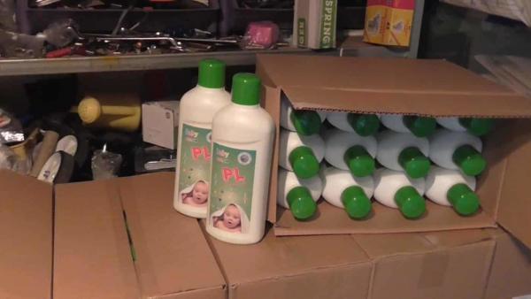 Ilyen flakonokban árulta a hígított mosószert a vádlott. Fotó: police.hu