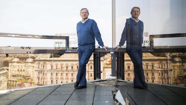 Budapest, 2017. április 5.
Nádas Péter Kossuth-díjas író a Jelenkor Kiadó budapesti irodája teraszán 2017. április 4-én. Ezen a napon Nádas Péter interjút adott az MTI-nek.
MTI Fotó: Balogh Zoltán