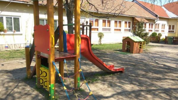 Udvari játékeszközök a Hajnal utcai óvodában
