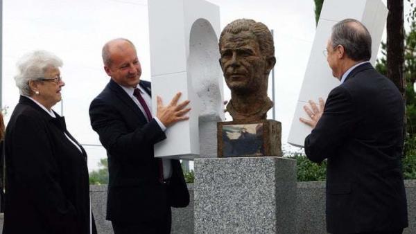 Puskás Ferenc mellszobrának felavatása a Real Madrid stadionjának bejáratánál (fotó: Puskás Akadémia/Takács József / MTI)