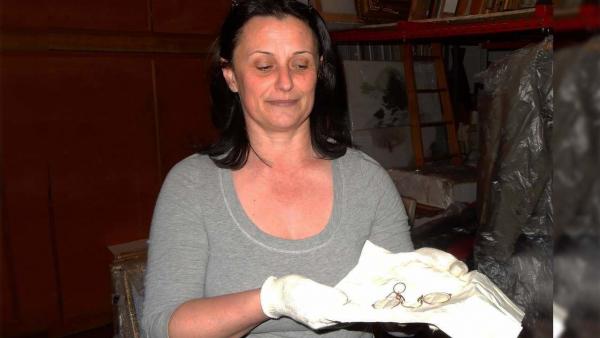 A kiállítás egyik érdekességét Szikszai Zsuzsanna igazgató mutatta meg (fotó: Szabó Imre)