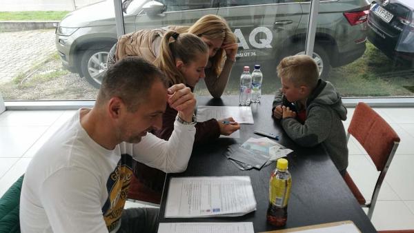 A békési Kovács család nyerte meg a „Közlekedik a család” vetélkedő Békéscsabán rendezett megyei döntőjét. Fotó forrás: police.hu