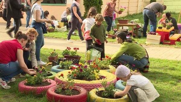 Virág és körtefa ültetés a jaminai Tündérkert oviban