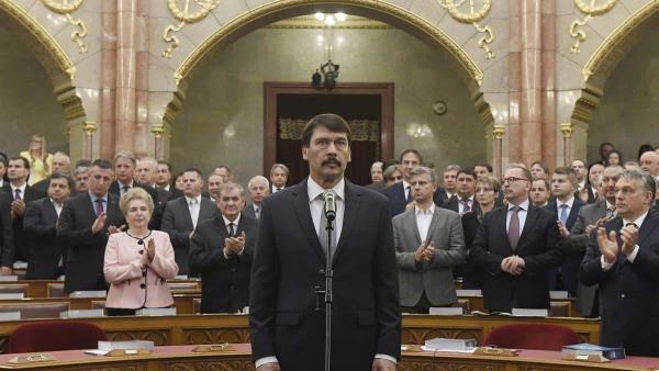 Budapest, 2017. május 8.
Áder János újraválasztott köztársasági elnök (k) eskütétele az Országgyûlés plenáris ülésén 2017. május 8-án. A Fidesz-KDNP államfõjelöltjét az Országgyûlés 131 szavazattal választotta újra március 13-án. Jobbról Orbán Viktor mini