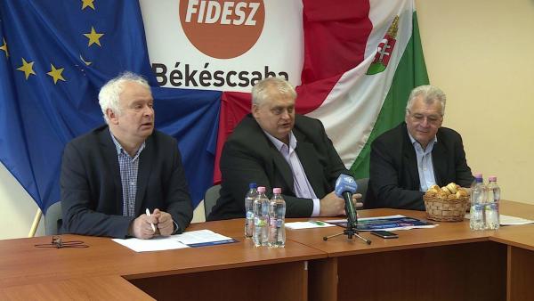 Herczeg Tamás, Hanó Miklós és dr. Ferenczi Attila tartott sajtótájékoztató a békéscsabai Fidesz irodában (Fotó: Ujházi György)