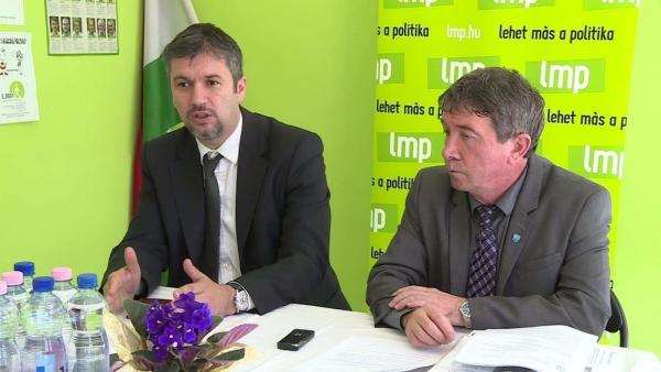(balról) Hadházy Ákos és Takács Péter a sajtótájékoztatón