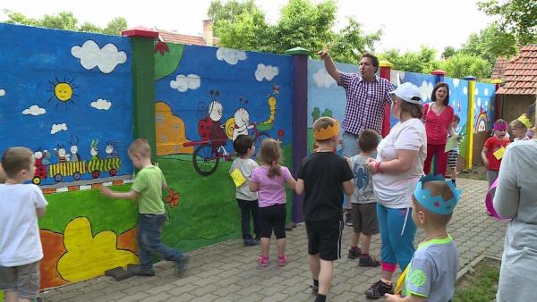 Mesefalat adtak át kedden a Békés Mérték Közösségi Ház tagjai a Dr. Becsey Oszkár Utcai Óvoda gyermekeinek. Fotó: Kugyelka Attila