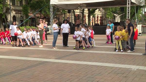 A város nagycsoportosai a Szent István téren versenyeztek (Fotó: Kugyelka Attila)