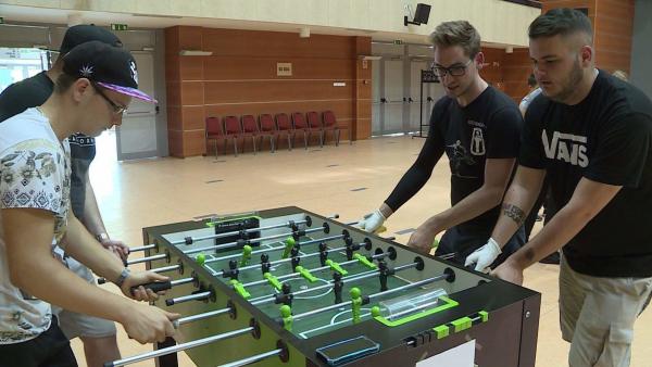 Több száz diák mérte össze tudását a szerdai Városi Középiskolás Csocsóversenyen, amelynek idén a Csabagyöngye Kulturális Központ adott otthont. Fotó: Kovács Dénes