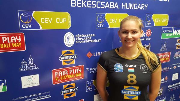 A saját nevelésű fiatal ütő, Glemboczki Zóra a következő két évben is a Békéscsabai Röplabda SE játékosa lesz. Fotó forrás: facebook.com/roplabda/