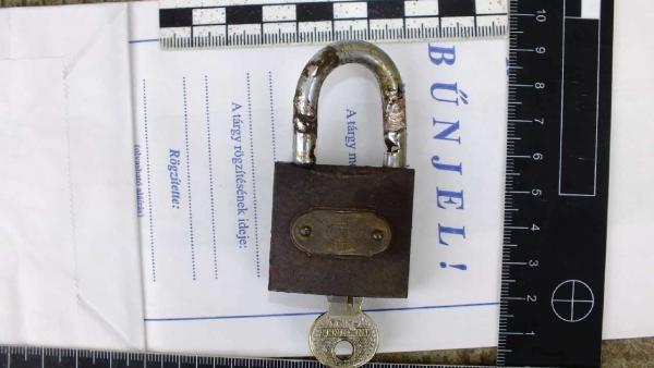 Békéscsabán, egy ház melléképületéből lopott szerszámokat és kisgépeket két férfi. Fotó forrás: police.hu