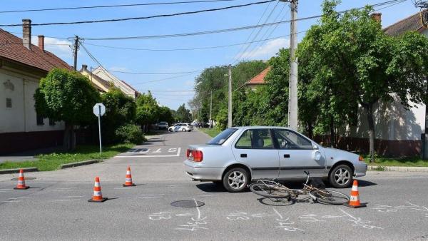 Szarvason, a Jókai utcán személygépkocsi kerékpárossal ütközött. Fotó forrás: police.hu
