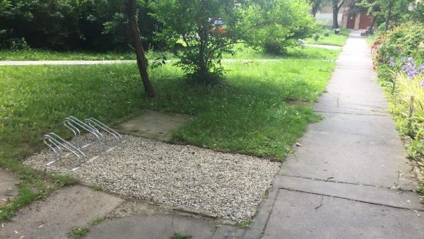 3 db 5 állásos és 47 db 3 állásos kerékpártárolót telepítenek a 6. számú választókerületbe az idén. Fotó forrás: Fülöp Csaba