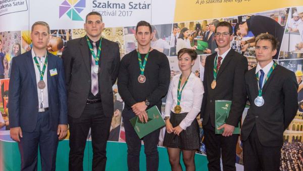 Békés megyei dobogósok (balról jobbra):
Hegedűs Péter magasépítő technikus (2. hely), Szűcs Sándor erősáramú elektrotechnikus (3. hely), Kálmán Zsolt villanyszerelő (3. hely), Kovács Alexandra fodrász (1. hely), Hegedűs Nándor épületgépész technikus (1. h