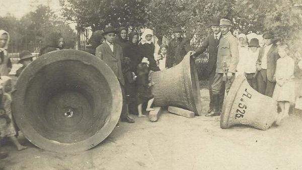 Az ismeretlen eredetű felvételeket Csabai Lászlóné olvasónk küldte